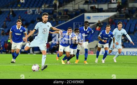 Jorginho de Chelsea marque le premier but de son côté du match sur la pénalité lors du match de la Premier League au stade AMEX de Brighton. Banque D'Images