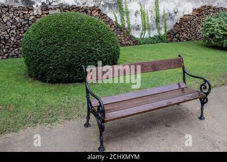 Banc de parc en bois avec gouttes d'eau après la pluie Banque D'Images