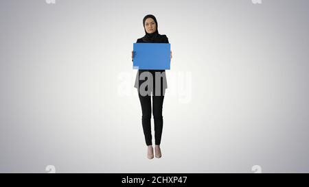 Femme musulmane proteste Dame vêtue de noir et tenue d'un vide Banque D'Images
