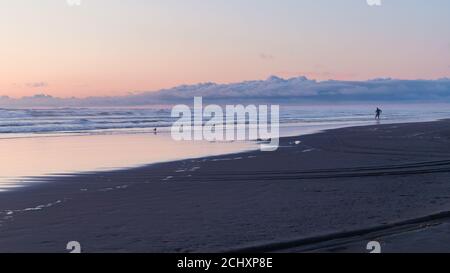 Panorama de l'homme faisant du Tai Chi sur Ocean Beach à Crépuscule Banque D'Images