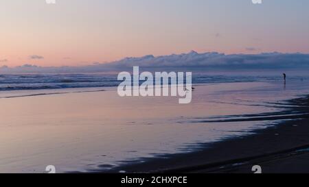 Panorama de l'homme faisant du Tai Chi sur Ocean Beach à Crépuscule Banque D'Images