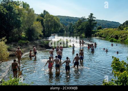 Les gens apprécient l'eau à Warleigh Weir sur la rivière Avon dans Somerset le jour où la « règle des six » restrictions du coronavirus entrent en vigueur. Banque D'Images