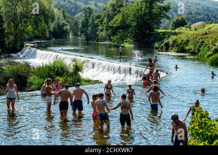 Les gens apprécient l'eau à Warleigh Weir sur la rivière Avon dans Somerset le jour où la « règle des six » restrictions du coronavirus entrent en vigueur. Banque D'Images