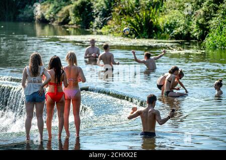 Les gens apprécient l'eau à Warleigh Weir sur la rivière Avon dans Somerset le jour où la « règle des six » restrictions du coronavirus entrent en vigueur. Banque D'Images