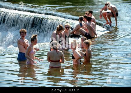 Les gens apprécient l'eau à Warleigh Weir sur la rivière Avon dans Somerset le jour où la « règle des six » restrictions du coronavirus entrent en vigueur. Banque D'Images