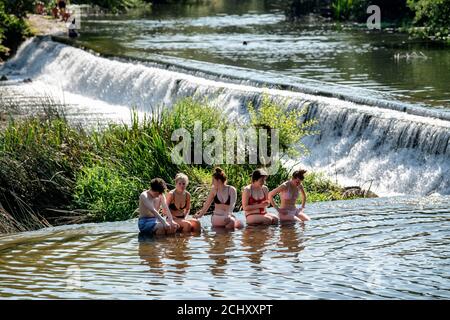 Les gens apprécient l'eau à Warleigh Weir sur la rivière Avon dans Somerset le jour où la « règle des six » restrictions du coronavirus entrent en vigueur. Banque D'Images