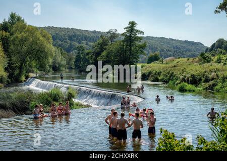 Les gens apprécient l'eau à Warleigh Weir sur la rivière Avon dans Somerset le jour où la « règle des six » restrictions du coronavirus entrent en vigueur. Banque D'Images