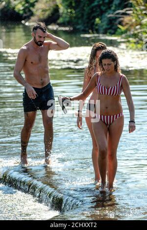 Les gens apprécient l'eau à Warleigh Weir sur la rivière Avon dans Somerset le jour où la « règle des six » restrictions du coronavirus entrent en vigueur. Banque D'Images