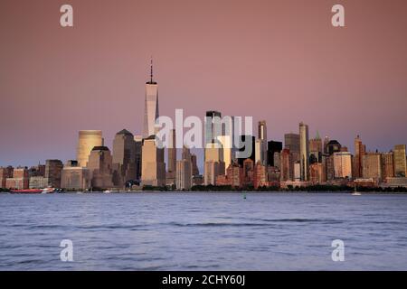 Vue sur le quartier financier de Lower Manhattan à New York Skyline et One World Trade Center avec Hudson River in Premier plan de New Jersey.USA Banque D'Images