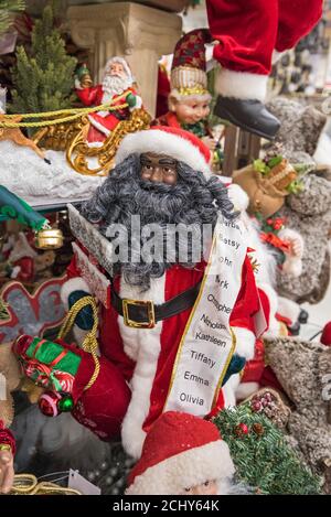 Shopping de Noël et décorations dans un magasin à la maison. Banque D'Images