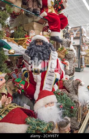 Shopping de Noël et décorations dans un magasin à la maison. Banque D'Images