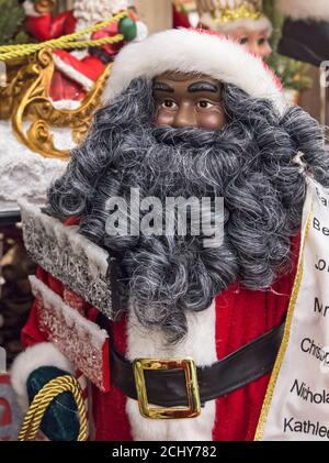 Shopping de Noël et décorations dans un magasin à la maison. Banque D'Images