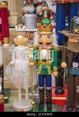 Shopping de Noël et décorations dans un magasin à la maison. Banque D'Images