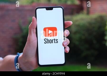 Stafford / Royaume-Uni - 2 septembre 2020: Short YouTube - nouveau logo de plate-forme vidéo court en boucle vu sur le smartphone qui tient dans une main. Banque D'Images