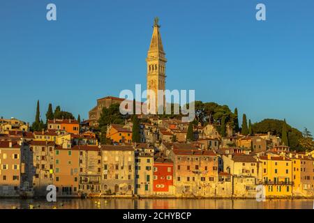 Rovinj,Istria,Croatie.vue sur la ville située sur la côte Adriatique Sea.Popular station touristique et port de pêche.Vieille ville au lever du soleil Banque D'Images