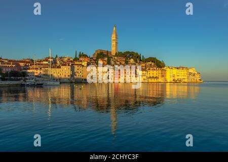 Rovinj,Istria,Croatie.vue sur la ville située sur la côte Adriatique Sea.Popular station touristique et port de pêche.Vieille ville au lever du soleil avec le plus pavé Banque D'Images