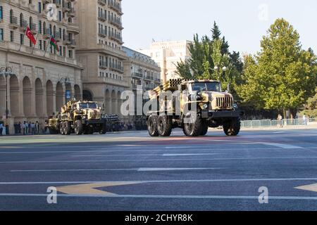 Bakou - Azerbaïdjan : 15 septembre 2018. Lance-roquettes multiple soviétique BM-21 Grad 122 mm. Défilé militaire Banque D'Images