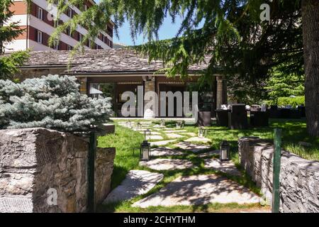 Extérieur et jardin du Grand Hôtel Royal et Golf, un hôtel de luxe 5 étoiles au centre de la ville alpine de Courmayeur, Vallée d'Aoste, Italie Banque D'Images