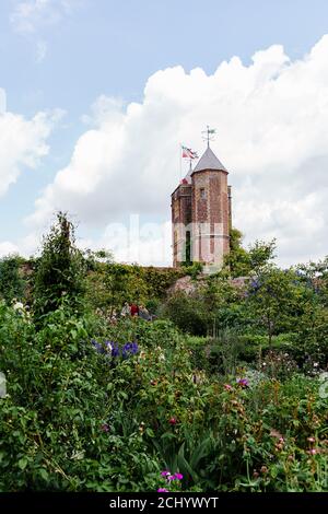 Vue sur la tour des jardins du château de Sissinghurst au début de l'été Banque D'Images