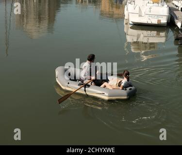 2020 septembre - petit bateau en caoutchouc dans la marina de Portishead, Somerset Nord, Royaume-Uni Banque D'Images