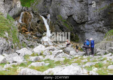 Cascade de cicatrice Gordale dans le magnifique parc national de Yorkshire Dales Du Yorkshire du Nord Banque D'Images