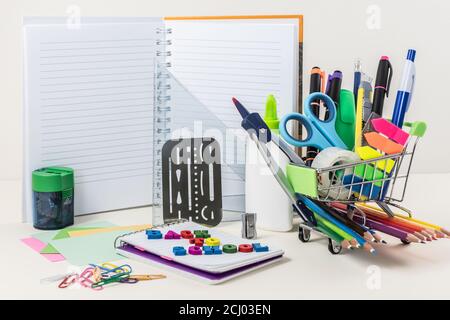 Panier avec fournitures scolaires - retour à l'école Banque D'Images