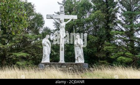 Un sanctuaire en bord de route de la Crucifixion de notre Seigneur sur l'anneau de Kerry en Irlande. Banque D'Images