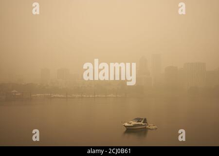 Un ciel orange et fumé est visible au-dessus des gratte-ciel du centre-ville de Portland le samedi après-midi, le 12 septembre 2020, pendant les feux de forêt de l'Oregon. Banque D'Images