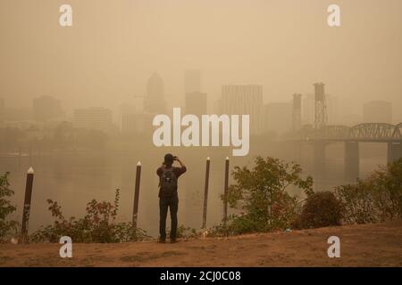 Un ciel orange et fumé est visible au-dessus des gratte-ciel du centre-ville de Portland le samedi après-midi, le 12 septembre 2020, pendant les feux de forêt de l'Oregon. Banque D'Images