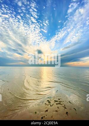 Magnifique coucher de soleil sur la mer Baltique Banque D'Images