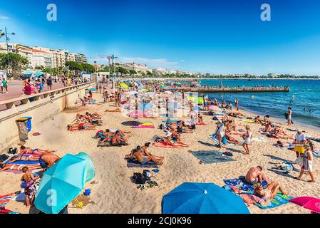 CANNES, FRANCE - 15 AOÛT : les gens qui profitent d'une journée ensoleillée sur la plage de Cannes, Côte d'Azur, France, comme vu le 15 août 2019 Banque D'Images