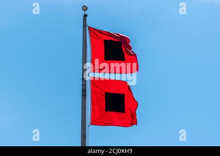Des drapeaux d'avertissement d'ouragan volent dans un vent fort. Banque D'Images
