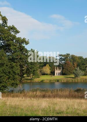 Capability Brown's Neo-Jacobean Banqueting Pavilion & Pleasure Garden promenade au bord du lac un matin d'automne Banque D'Images