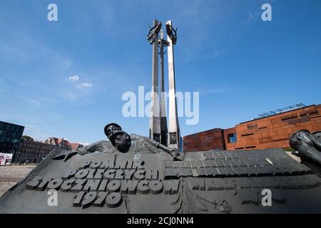 Pomnik Poleglych Stoczniowcow (1970 Monument aux Morts ouvriers de chantier naval de 1970) et Centrum Europejskie Solidarnosci ECS (Solidarité européenne Cen Banque D'Images