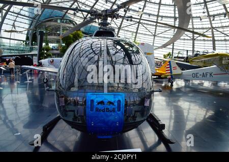 Hangar-7, Flughafen Salzburg, Sammlung historischer Flugzeuge, Helikopter und Formel-1-Rennwagen von Dietrich Mateschitz am 13.9.2020 Banque D'Images