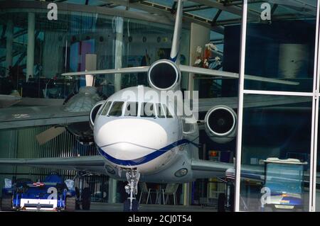 Hangar-7, Flughafen Salzburg, Sammlung historischer Flugzeuge, Helikopter und Formel-1-Rennwagen von Dietrich Mateschitz am 13.9.2020 Banque D'Images