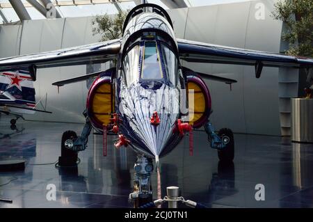 Hangar-7, Flughafen Salzburg, Sammlung historischer Flugzeuge, Helikopter und Formel-1-Rennwagen von Dietrich Mateschitz am 13.9.2020 Banque D'Images