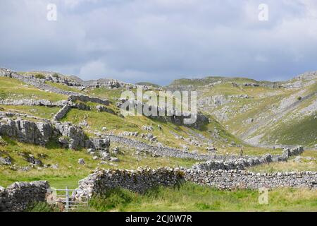 Une des vues spectaculaires du parc national des Yorkshire Dales autour de Malham. Banque D'Images