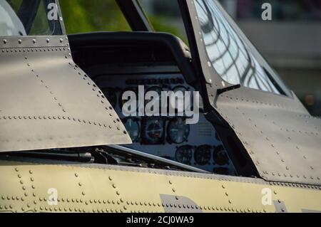 Hangar-7, Flughafen Salzburg, Sammlung historischer Flugzeuge, Helikopter und Formel-1-Rennwagen von Dietrich Mateschitz am 13.9.2020 Banque D'Images