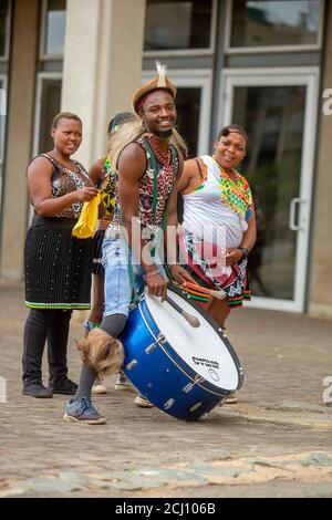 Groupe de musiciens traditionnels zoulou dans le canton de Soweto, en Afrique du Sud Banque D'Images