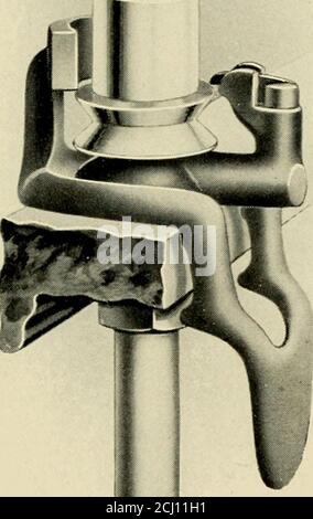 . Catalogue illustré et descriptif des machines à fil de coton blanc : et manuel d'informations utiles pour les surseeurs et les opérateurs . t fin du cadre. Les goulottes d'eau sont si disposées qu'elles peuvent être beconnectées avec l'eau et le système de vidange du moulin, de sorte que la circulation acontingale de l'eau propre peut être maintenue, en assurant la propreté du fil dans son passage à travers l'eau. Les cuves sont fabriquées en laiton avec des parois roulées pour leur donner une résistance suffisante pour résister à une utilisation difficile. Elles sont fabriquées en sections correspondant à la longueur du châssis, ces sections Banque D'Images