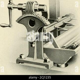 . Catalogue illustré et descriptif des machines à fil de coton blanc : et manuel d'informations utiles pour les surseeurs et les opérateurs . g meilleure qualité du travail et capacité de production accrue. Les machines sont construites de 36 ou 39pouces de large, et équipées pour la torsion sèche ou humide ; le nombre de broches et les espaces sont comme indiqué dans le tableau à la page 132.l'extrémité caissonnée est utilisée, entourant la torsion et le motiongearding de constructeur. Un accès facile à l'engrenage est obtenu par removablepanels, maintenus en position par des dispositifs de verrouillage efficaces. AUdening est coupé à la machine, et les dents ont des faces larges, qui a des caractéristiques Banque D'Images