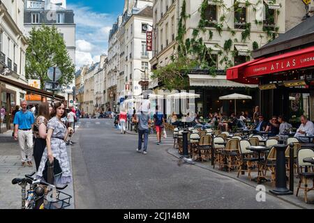 Scène de rue avec des cafés en plein air au quartier Latin à Paris Banque D'Images