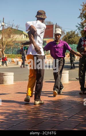 Danse traditionnelle de Pantsula dans le canton de Soweto, Johannesburg, Afrique du Sud Banque D'Images