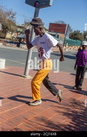 Homme africain exécutant la danse traditionnelle Pantsula dans le canton de Soweto, Afrique du Sud Banque D'Images