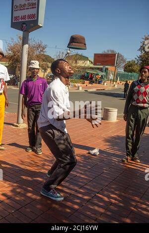 Homme africain exécutant la danse traditionnelle Pantsula dans le canton de Soweto, Afrique du Sud Banque D'Images
