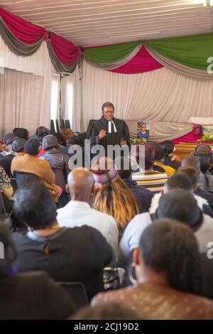 Prêtre chrétien africain donnant un sermon à un enterrement dans la commune de Soweto, Afrique du Sud Banque D'Images