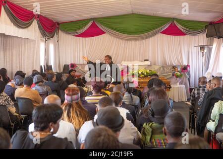 Prêtre chrétien africain donnant un sermon à un enterrement dans la commune de Soweto, Afrique du Sud Banque D'Images