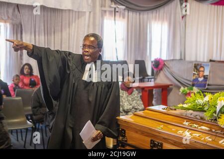 Prêtre chrétien africain donnant un sermon à un enterrement dans la commune de Soweto, Afrique du Sud Banque D'Images