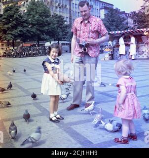 Les touristes américains qui nourrissent les Pigeons, la place Saint-Marc, Venise, Italie, années 1950 Banque D'Images